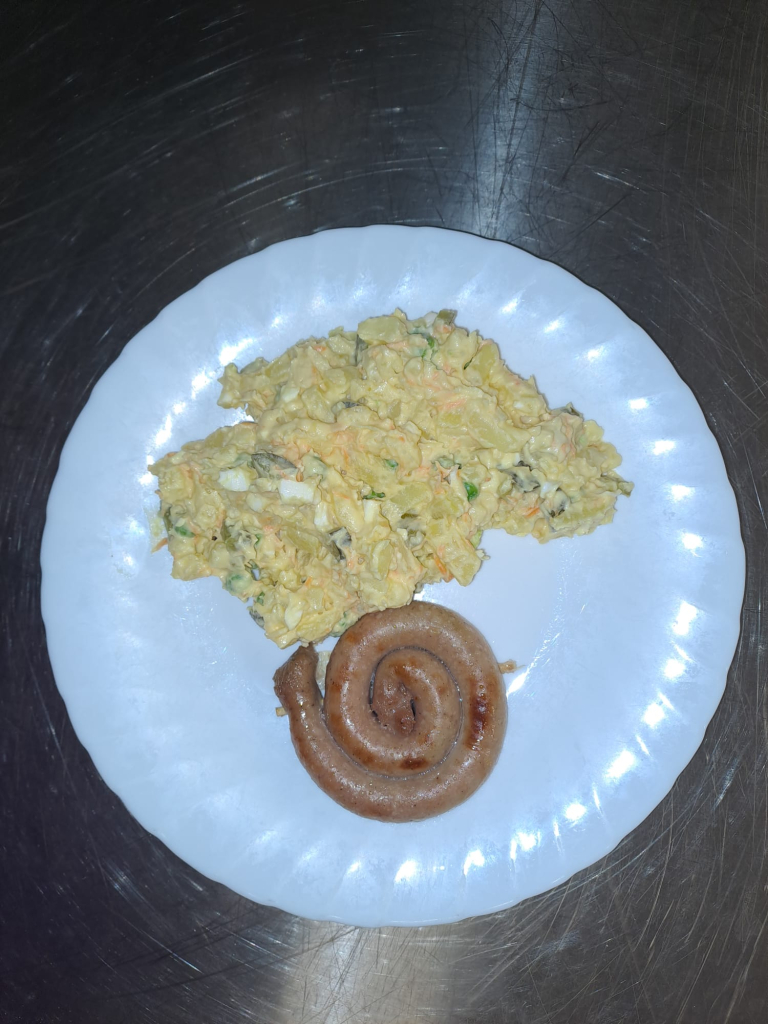 Bramborový salát, vinná klobása.jpg