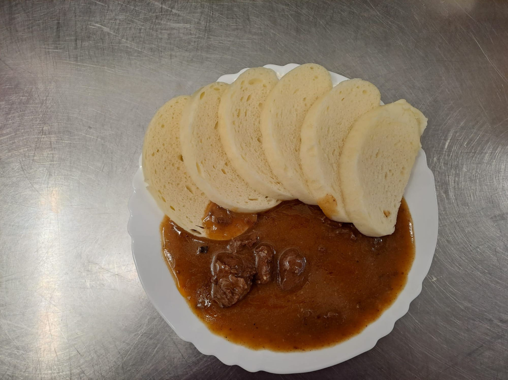 Zvěřinový guláš, kynutý knedlík.jpg